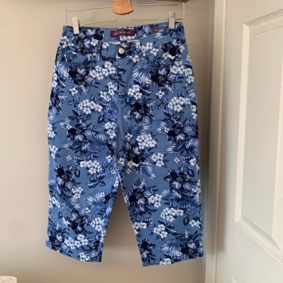 174.) CLEAR OUT Gloria Vanderbilt / Blue Floral  / Denim / Capris - Picture 1 of 8